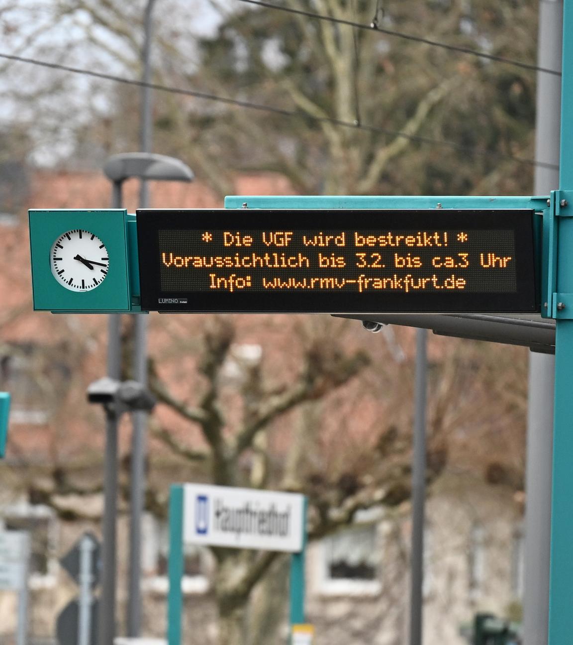 Eine menschenleere Haltestelle während eines Streiks in Frankfurt