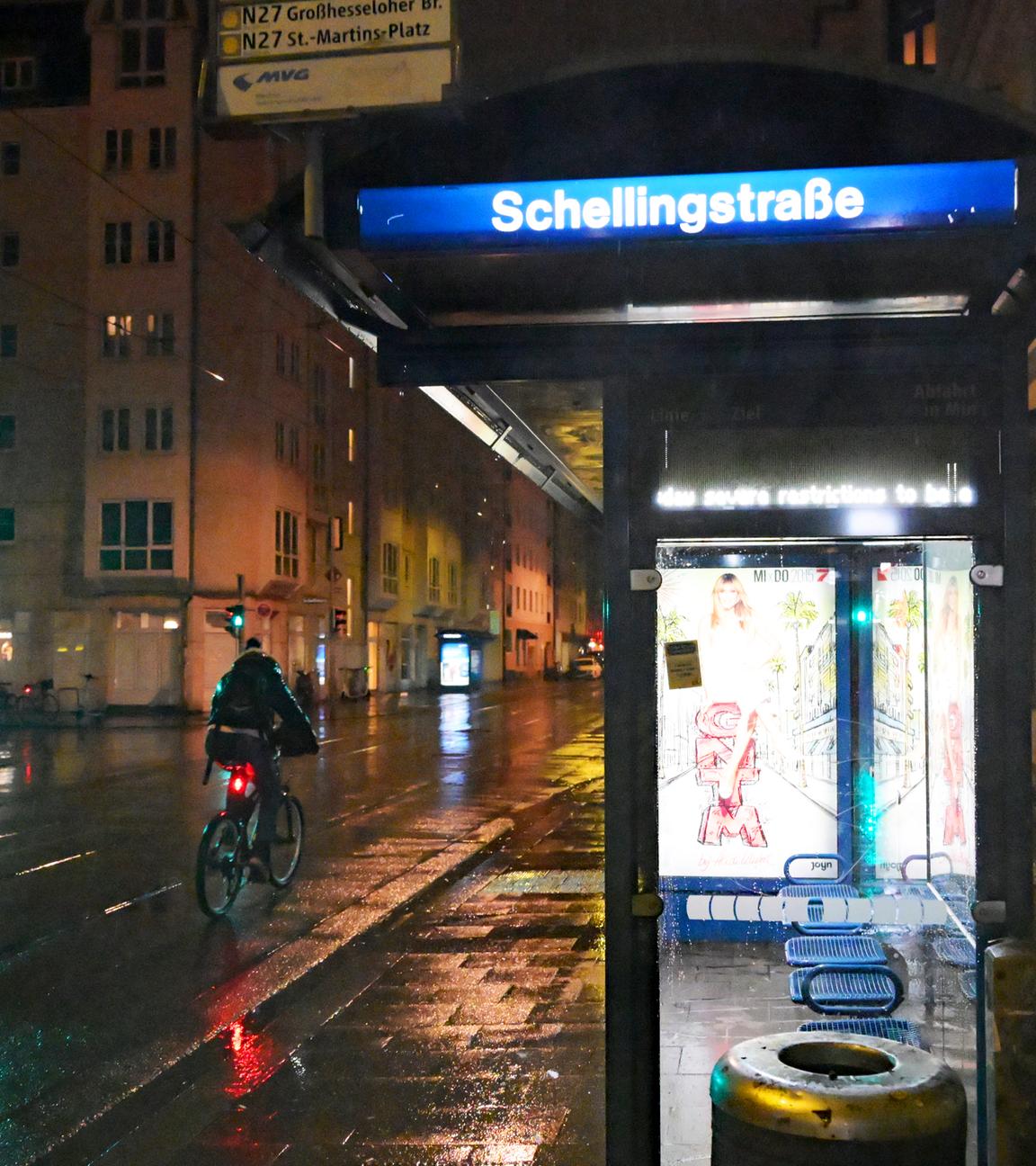 Ein Radfahrer fährt an der Tramstation Schellingstraße in München vorbei.