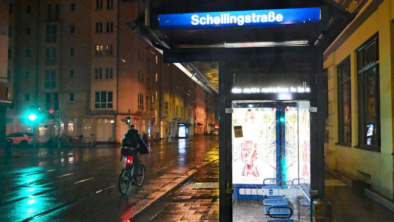 Ein Radfahrer fährt an der Tramstation Schellingstraße in München vorbei.