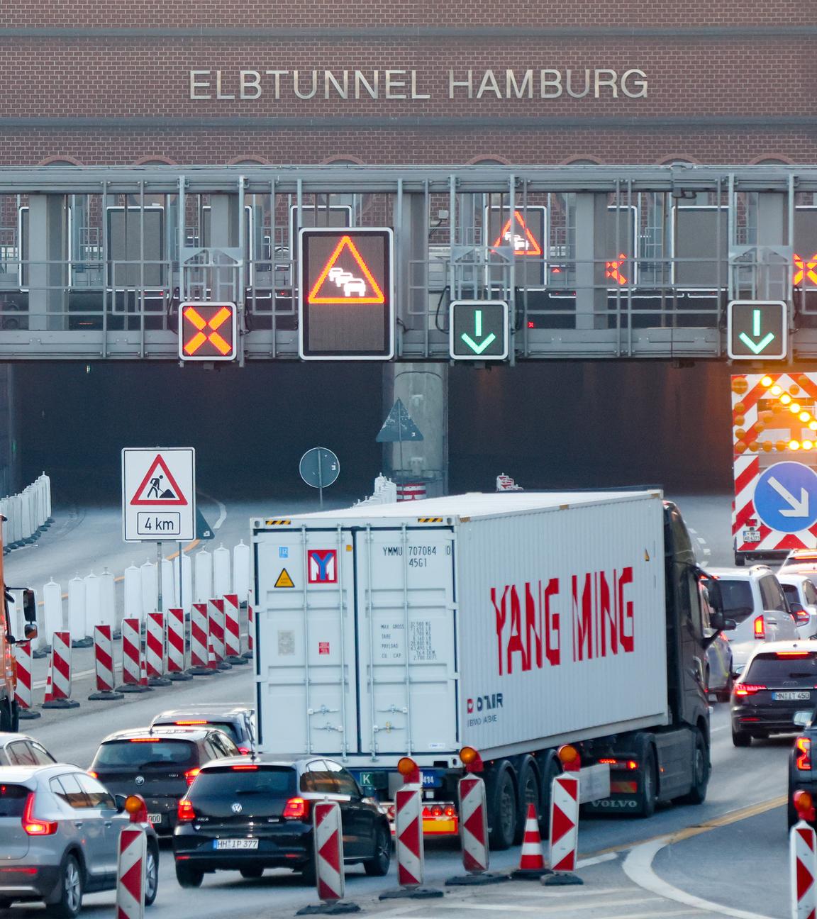 Stockender und sich teils stauender Verkehr ist auf der Autobahn A7 in Richtung Süden vor dem Elbtunnel zu sehen.