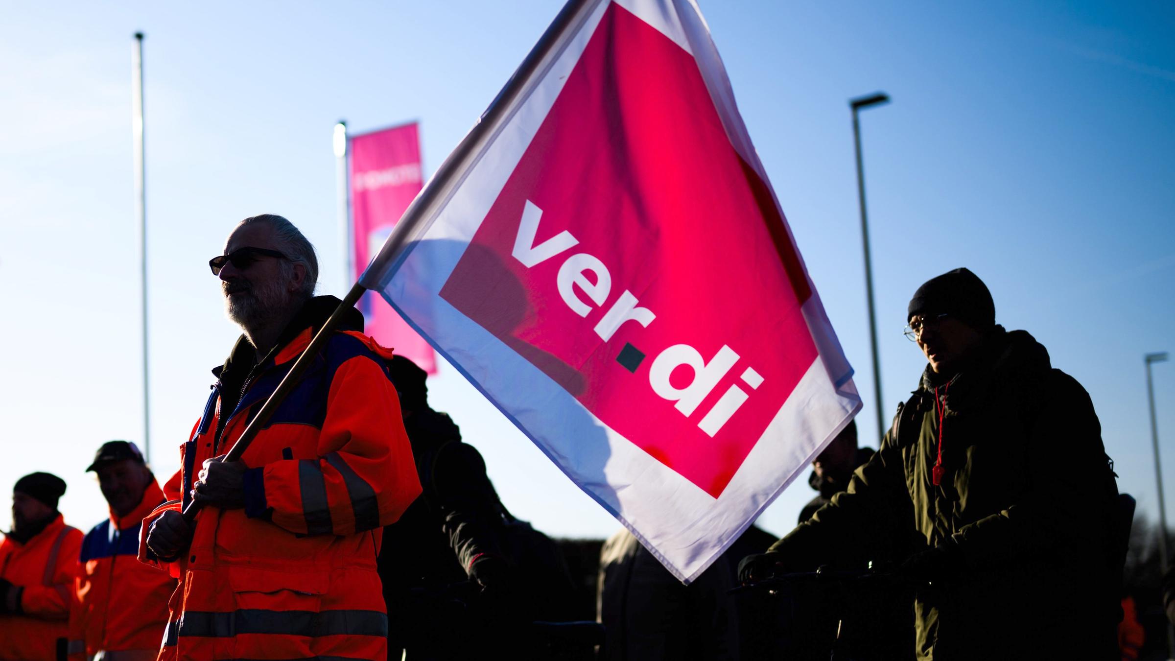 Beschäftigte demonstrieren im Rahmen des bundesweiten Branchenstreiktags Straße (Archivfoto)