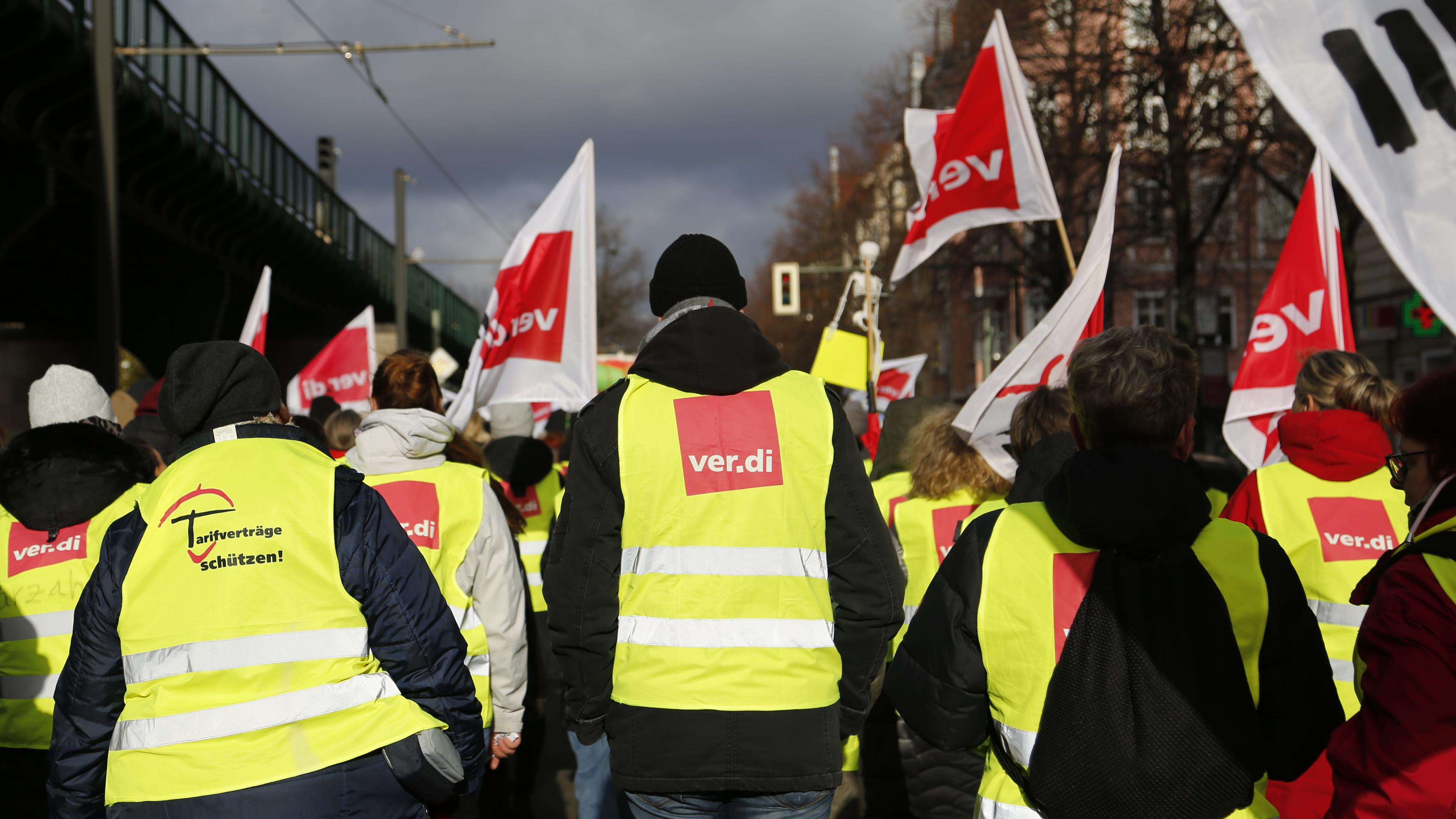 Warnstreik im Einzelhandel von der Gewerkschaft Ver.di am Blackfriday in Berlin Prenzlauer Berg am 24.11.2023