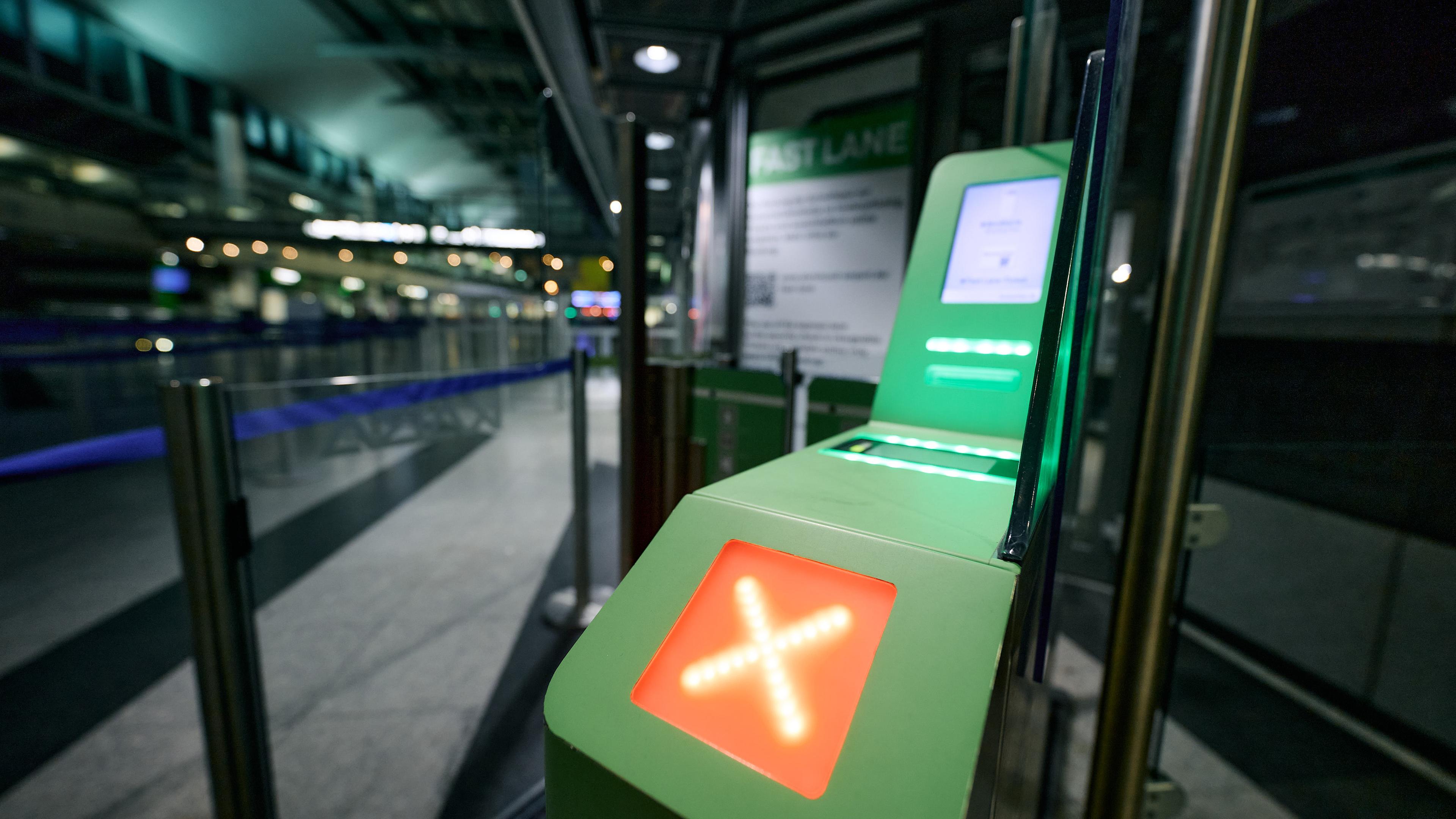 Ein Kreuz leuchtet an der Fast Lane in der Abflughalle am Flughafen Dortmund