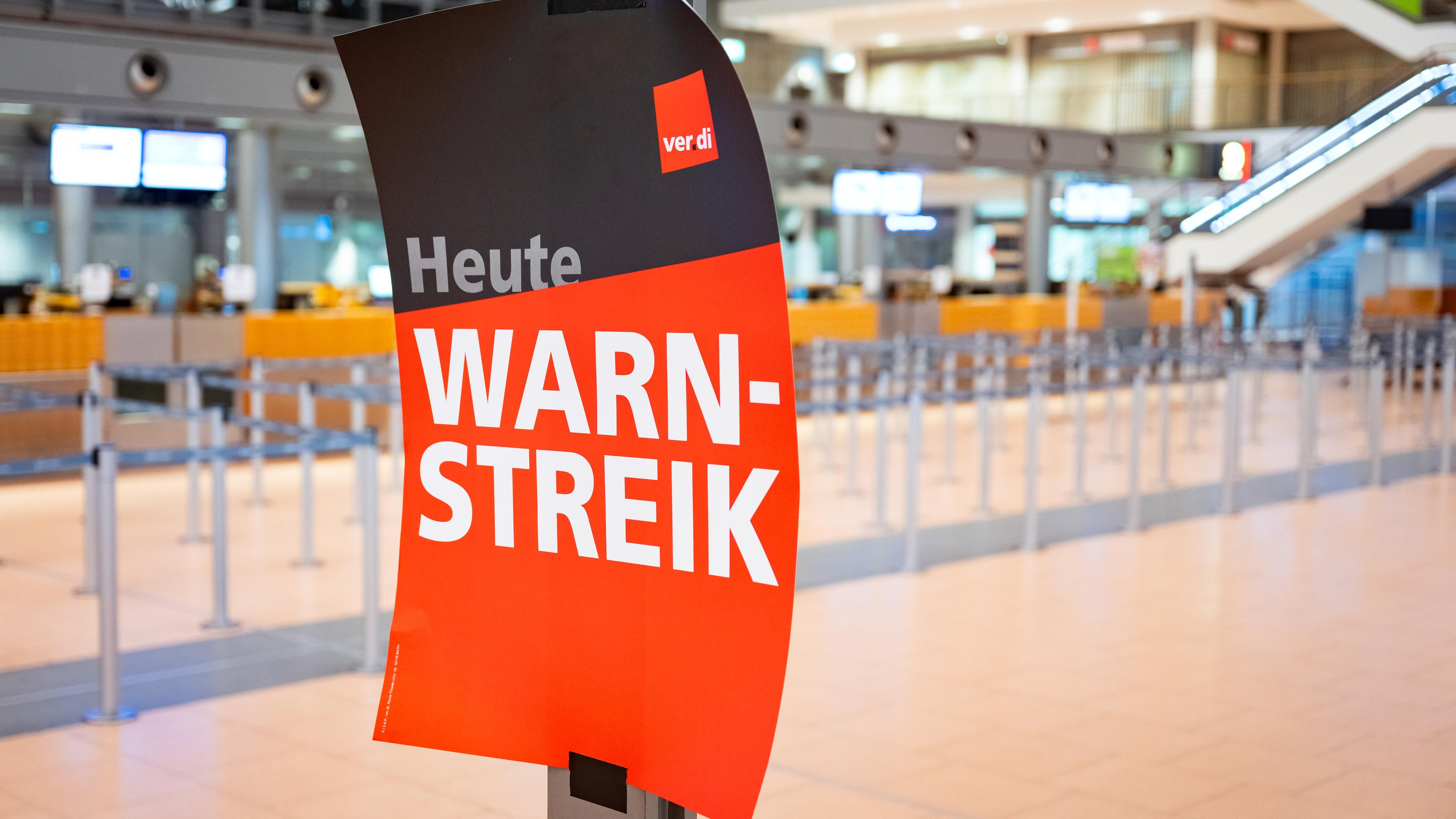 "Heute Warnstreik" steht auf einem Verdi-Plakat im Terminal 2 am Flughafen in Hamburg.