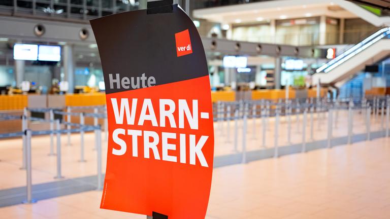 "Heute Warnstreik" steht auf einem Verdi-Plakat im Terminal 2 am Flughafen in Hamburg.