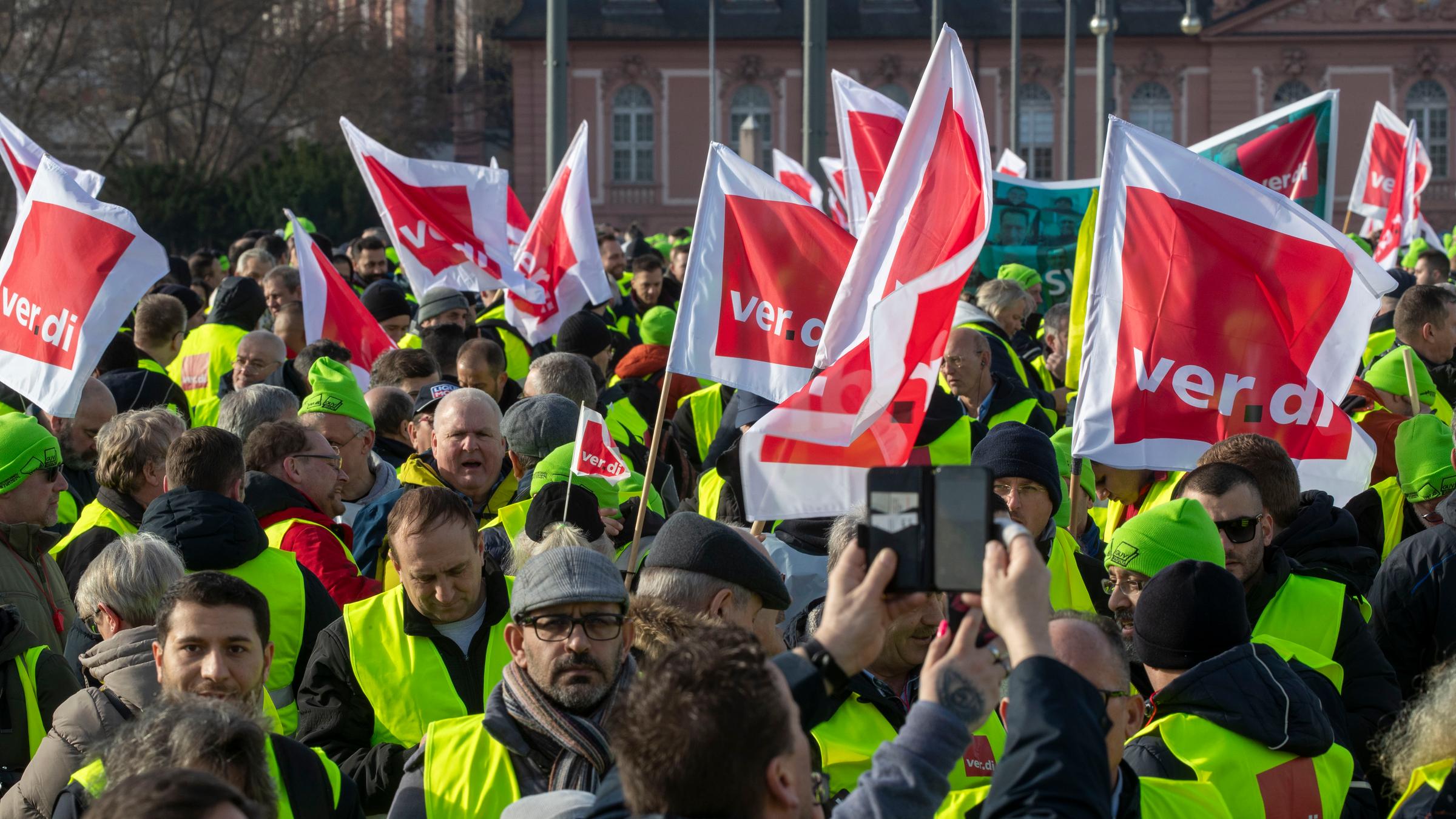 Hessen, Wiesbaden: Streikende aus den Bundesländer Hessen, Rheiland-Pfalz und dem Saarland versammeln sich zu einer Kundgebung auf der Theodor-Heuss-Brücke, der Verbindung zwischen Hessen und Rheinland-Pfalz. 