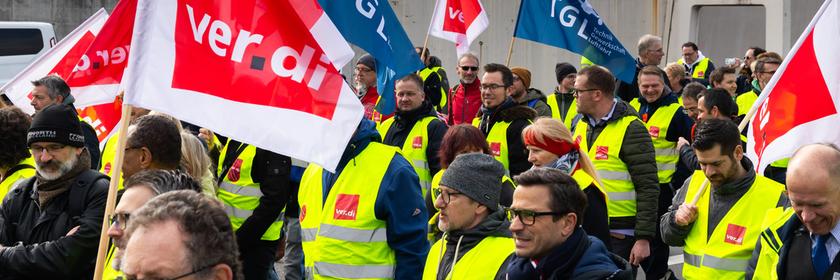 Hessen, Frankfurt/Main: Ein Protestzug von Streikenden zieht mit Bannern und Verdi-Fahnen vom Lufthansa Aviation Center zum Terminal 1.