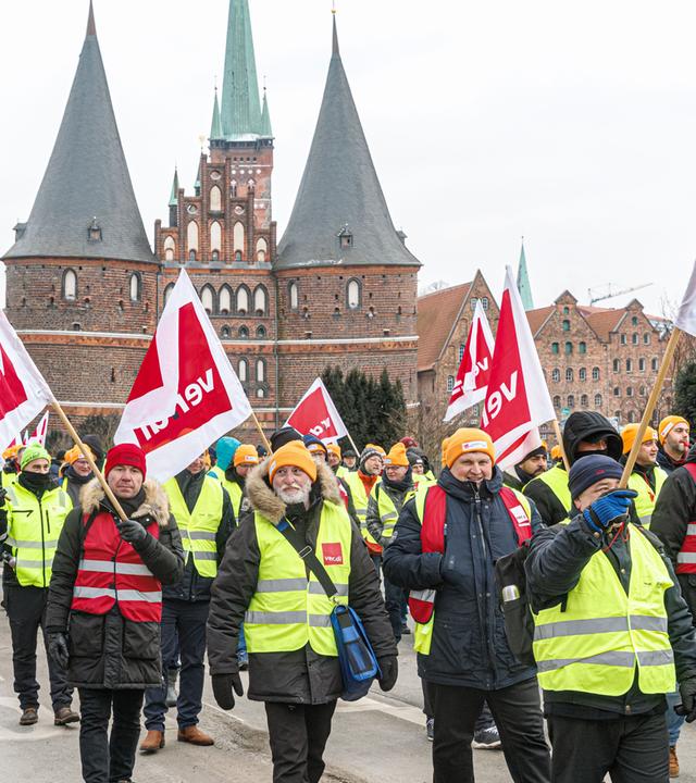 Schleswig-Holstein, Lübeck: Verdi Mitglieder demonstrieren während eines Warnstreiks in Lübeck