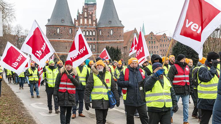 Schleswig-Holstein, Lübeck: Verdi Mitglieder demonstrieren während eines Warnstreiks in Lübeck
