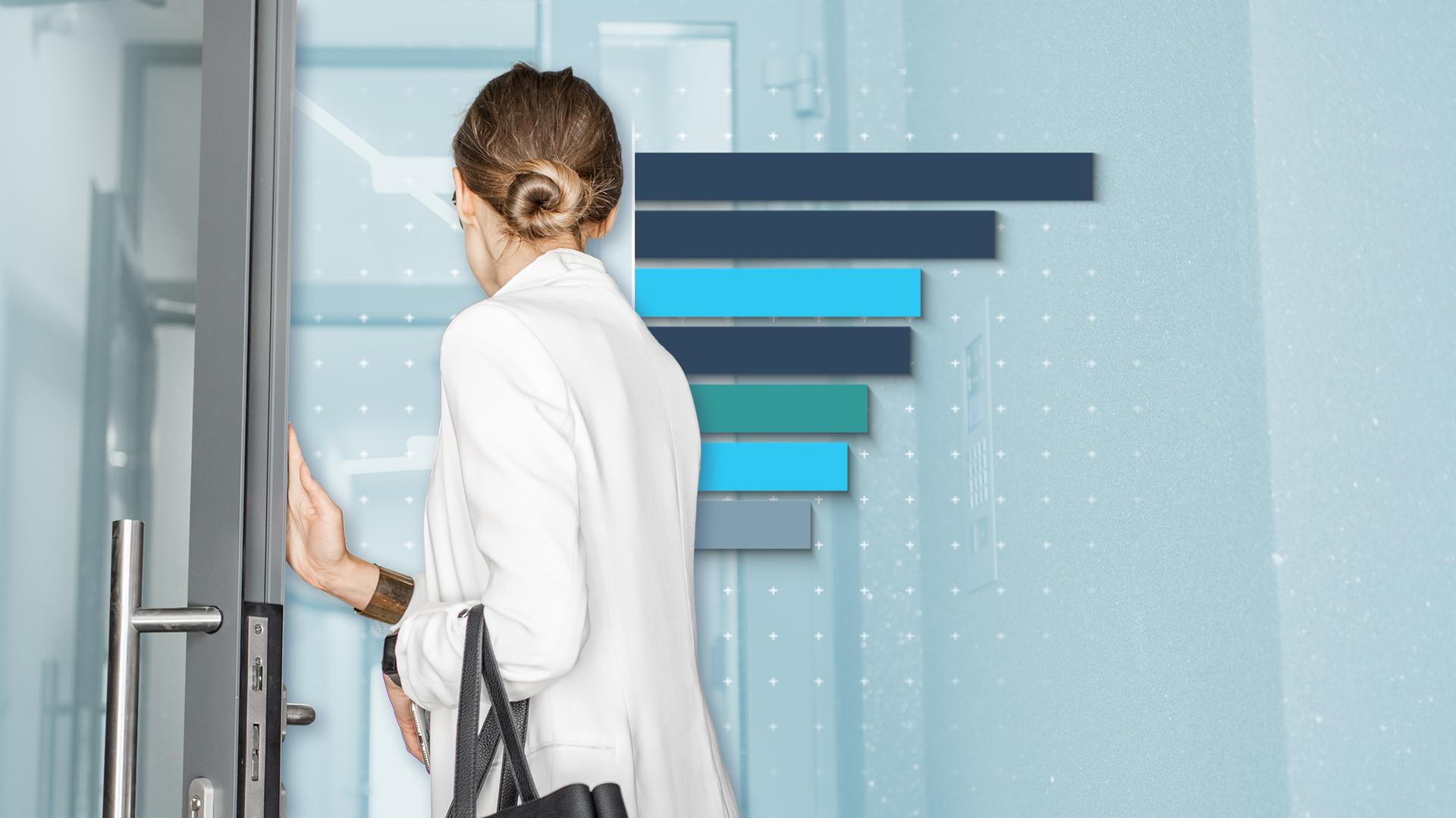 Zu sehen ist die Rückenansicht einer Frau, die durch eine Tür zu ihrem Arbeitsplatz geht. Rechts neben ihrem Kopf befindet sich ein blaues Balkendiagramm.