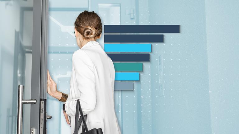 Zu sehen ist die Rückenansicht einer Frau, die durch eine Tür zu ihrem Arbeitsplatz geht. Rechts neben ihrem Kopf befindet sich ein blaues Balkendiagramm.