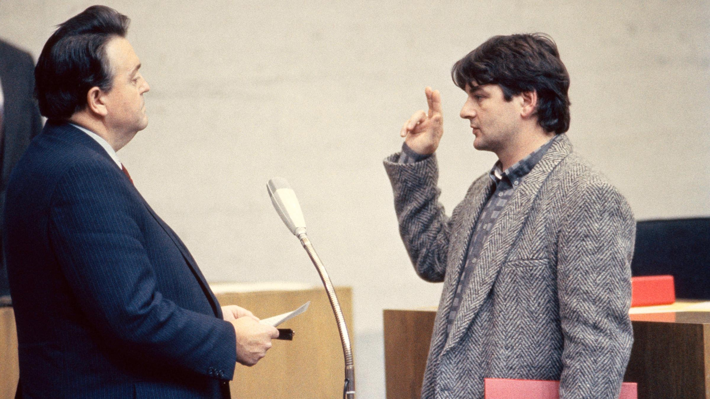 Joschka Fischer wird 1985 als erster grüner Minister vereidigt