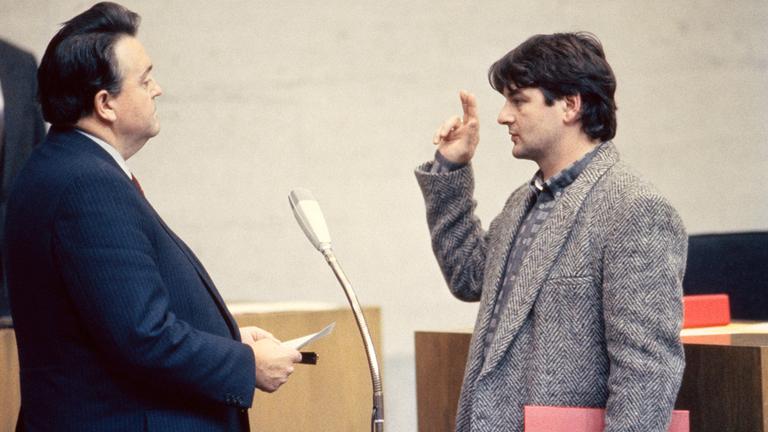 Joschka Fischer wird 1985 als erster grüner Minister vereidigt