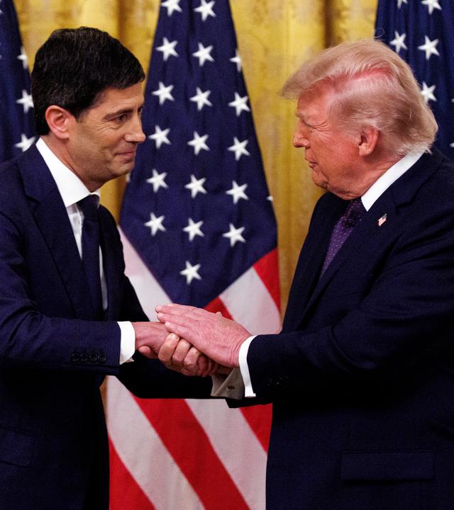 US-Präsident Donald Trump (rechts) gibt Kevin Walsh (links) die Hand während der Vereidigung von Walsh als Vorsitzender der Federal Reserve im Weißen Haus in Washington, D.C., USA, am 22.05.2026.