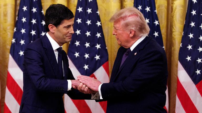 US-Präsident Donald Trump (rechts) gibt Kevin Walsh (links) die Hand während der Vereidigung von Walsh als Vorsitzender der Federal Reserve im Weißen Haus in Washington, D.C., USA, am 22.05.2026.