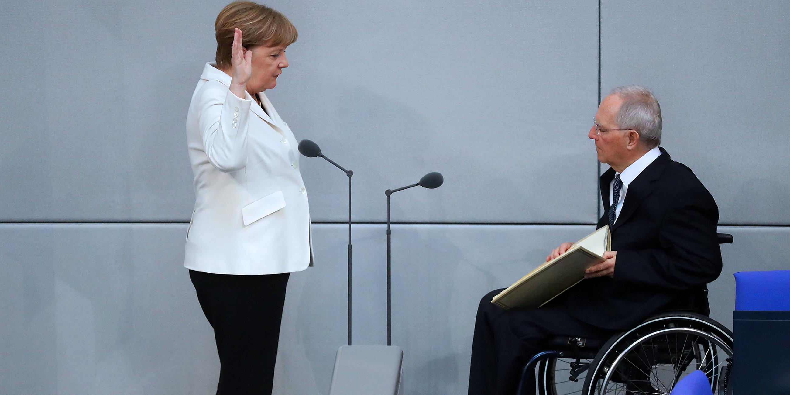 Bundeskanzlerin Angela Merkel (CDU) legt ihren Amtseid ab vor Bundestagspräsident Wolfgang Schäuble (CDU) im Reichstagsgebäude