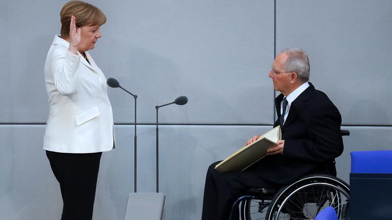 Bundeskanzlerin Angela Merkel (CDU) legt ihren Amtseid ab vor Bundestagspräsident Wolfgang Schäuble (CDU) im Reichstagsgebäude