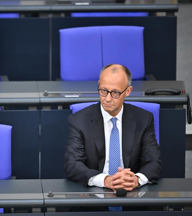 Bundeskanzler Friedrich Merz (CDU) sitzt nach seiner Vereidigung auf der Regierungsbank im Bundestag. 