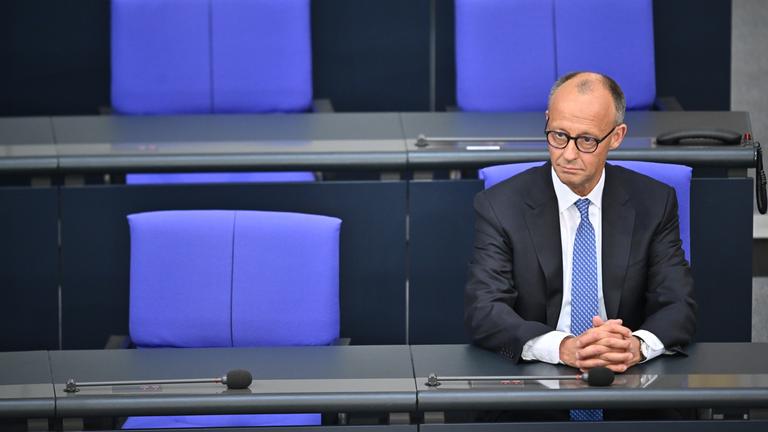 Bundeskanzler Friedrich Merz (CDU) sitzt nach seiner Vereidigung auf der Regierungsbank im Bundestag. 