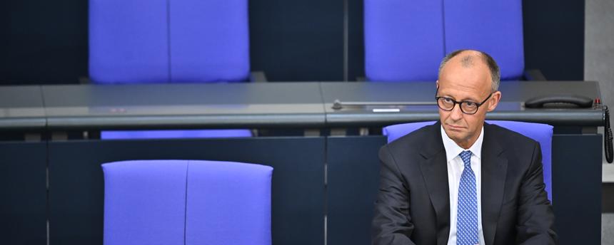Bundeskanzler Friedrich Merz (CDU) sitzt nach seiner Vereidigung auf der Regierungsbank im Bundestag. 
