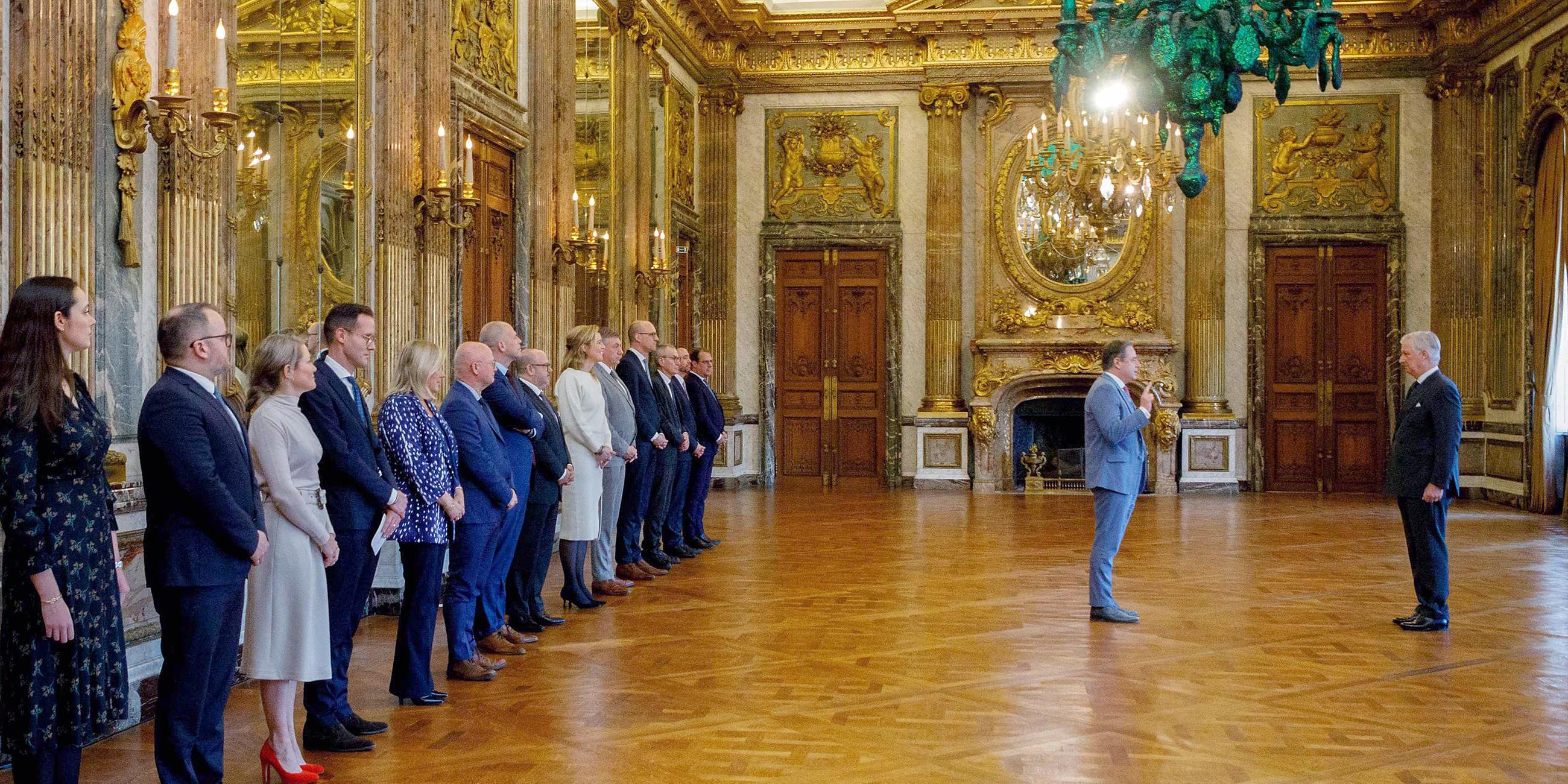 Vereidigungszeremonie des neuen Premierministers Bart De Wever und der Mitglieder der Bundesregierung durch König Philippe von Belgien (R)