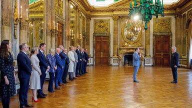 Vereidigungszeremonie des neuen Premierministers Bart De Wever und der Mitglieder der Bundesregierung durch König Philippe von Belgien (R)