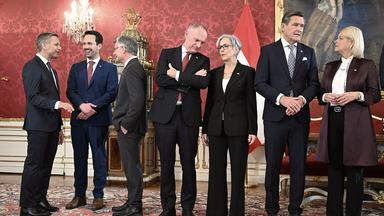 Mitglieder der neuen Regierung stehen im Rahmen der Angelobung in der Präsidentschaftskanzlei