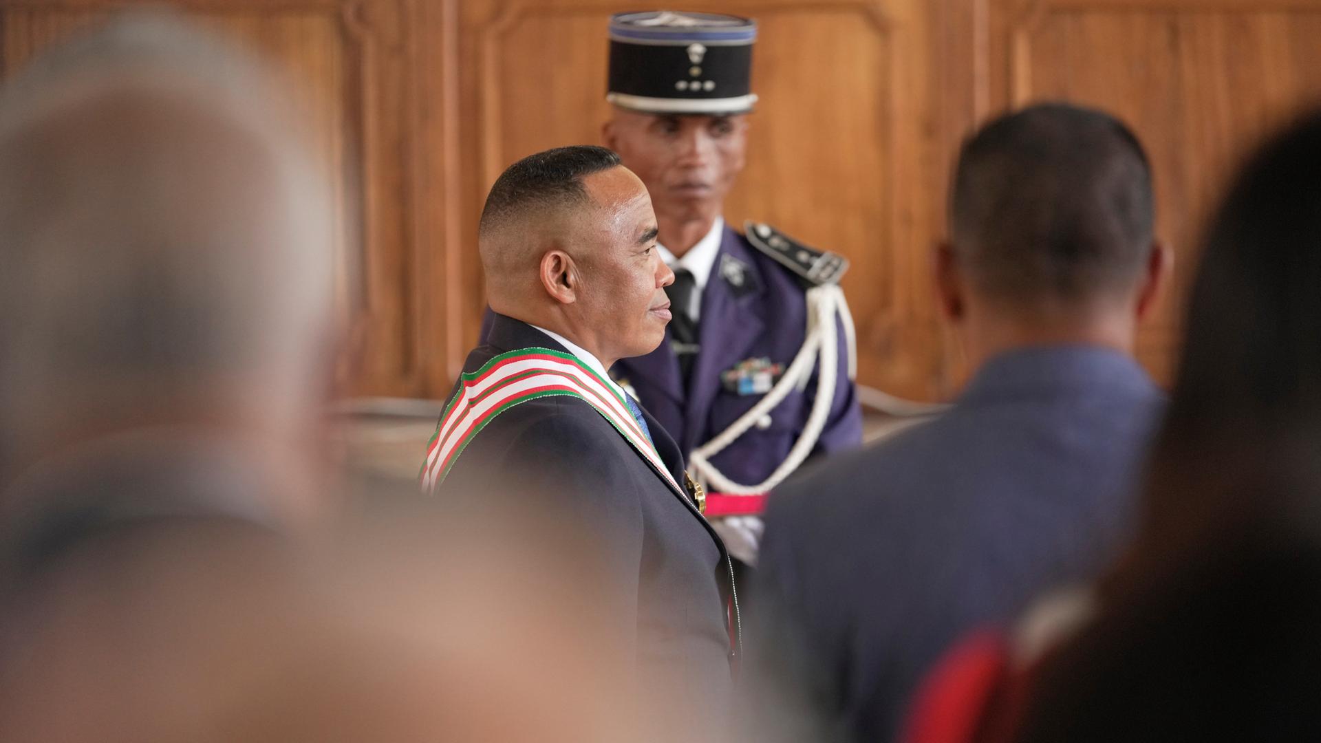 Oberst Michael Randrianirina legt am Freitag, den 17. Oktober 2025, vor dem Obersten Verfassungsgericht in Antananarivo, Madagaskar, seinen Amtseid als Präsident ab.