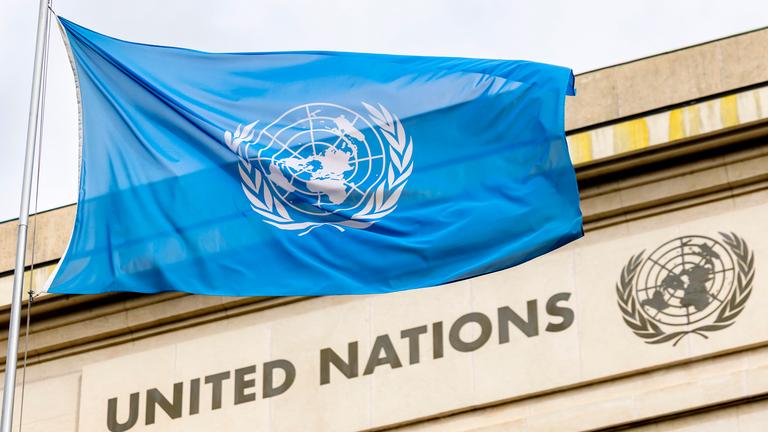 Die Flagge der Vereinten Nationen (UN) weht auf der Allee des Nations am europäischen Hauptsitz der Vereinten Nationen.