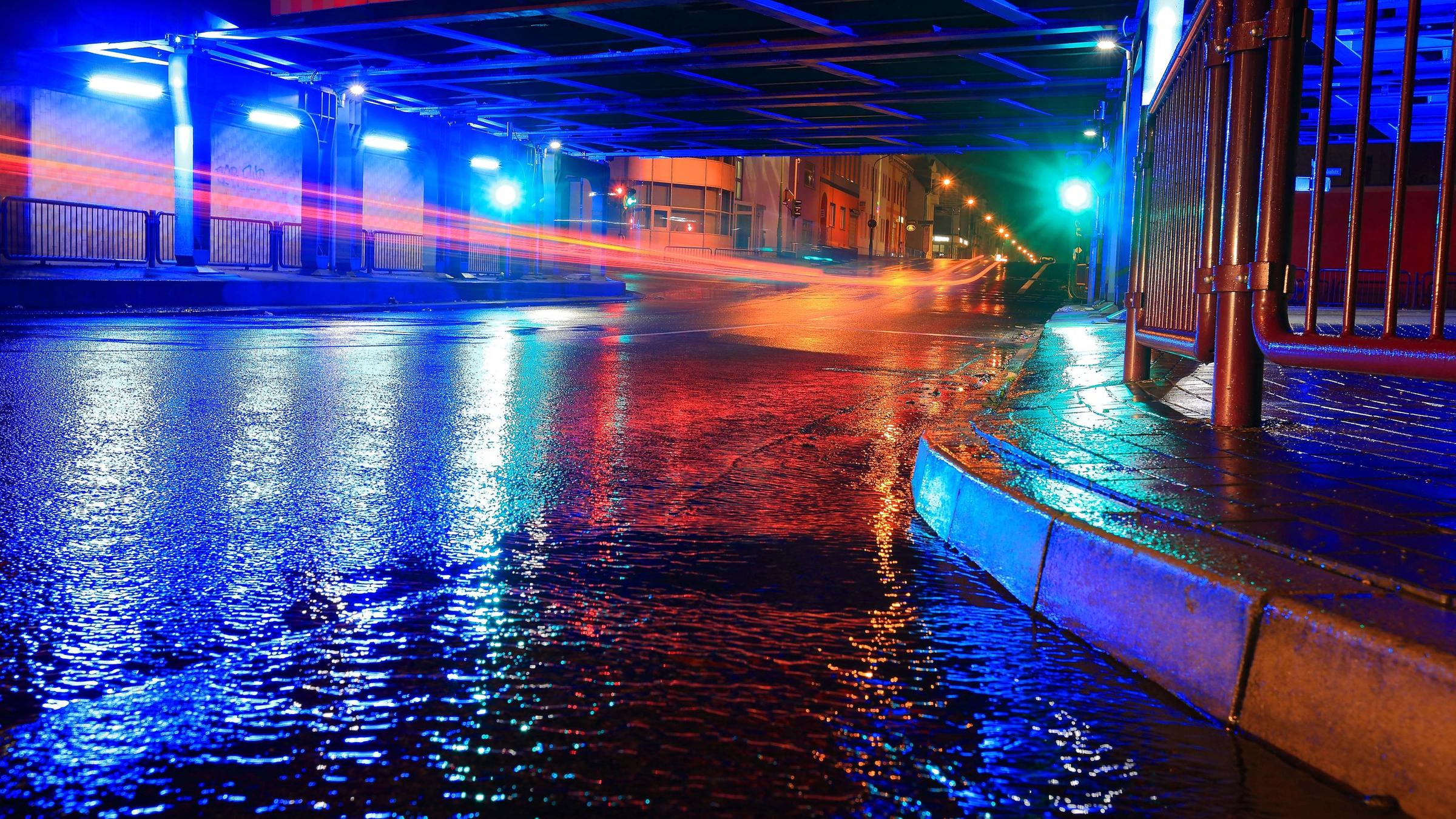 Vereiste Straßen: Überfrierende Nässe herrscht im Bahnbrückental in Schönebeck/Elbe (Sachsen-Anhalt). (Archivbild)