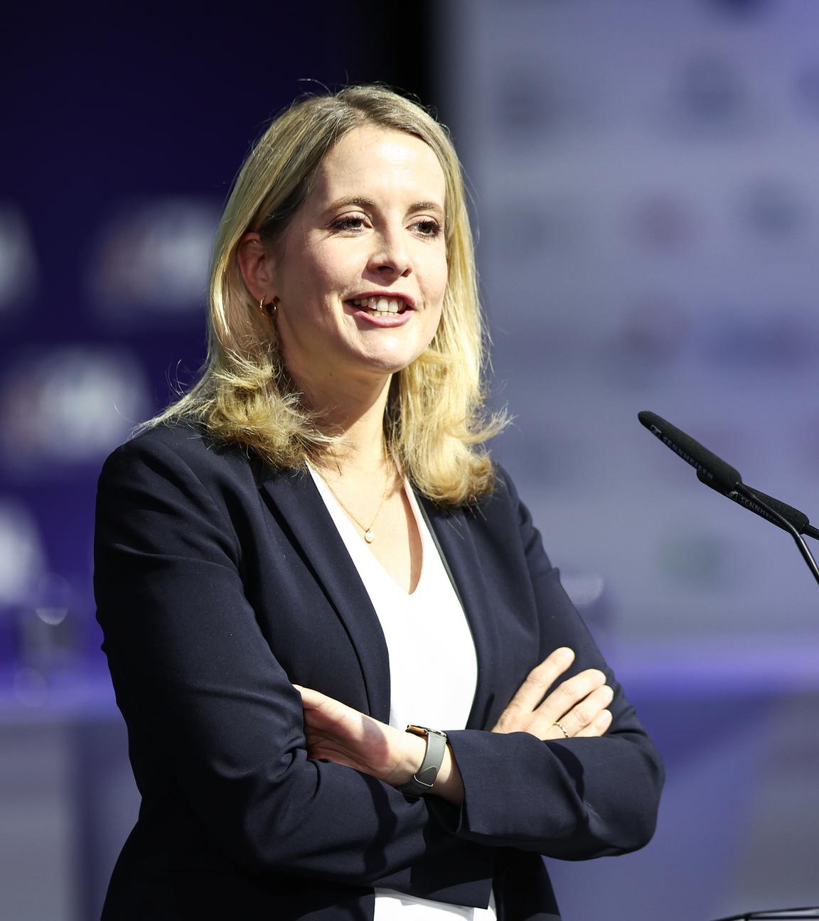  Verena Hubertz (SPD), Bundesministerin für Wohnen, Stadtentwicklung und Bauwesen, spricht beim Tag der Immobilienwirtschaft im Friedrichstadt-Palast.