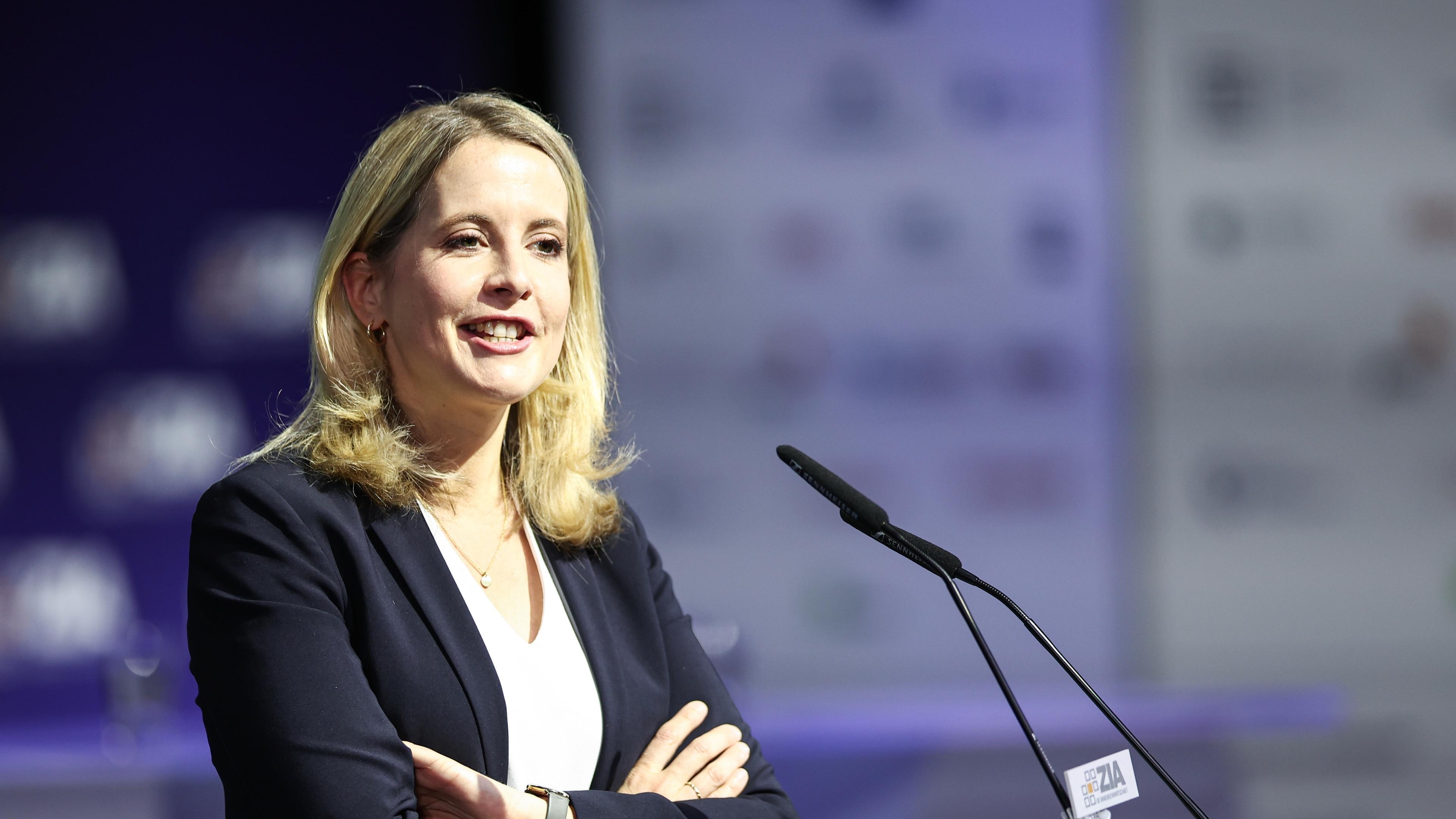  Verena Hubertz (SPD), Bundesministerin für Wohnen, Stadtentwicklung und Bauwesen, spricht beim Tag der Immobilienwirtschaft im Friedrichstadt-Palast.