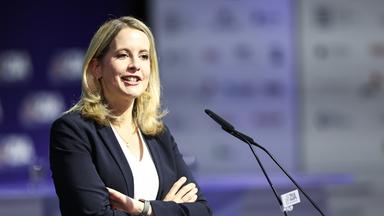  Verena Hubertz (SPD), Bundesministerin für Wohnen, Stadtentwicklung und Bauwesen, spricht beim Tag der Immobilienwirtschaft im Friedrichstadt-Palast.