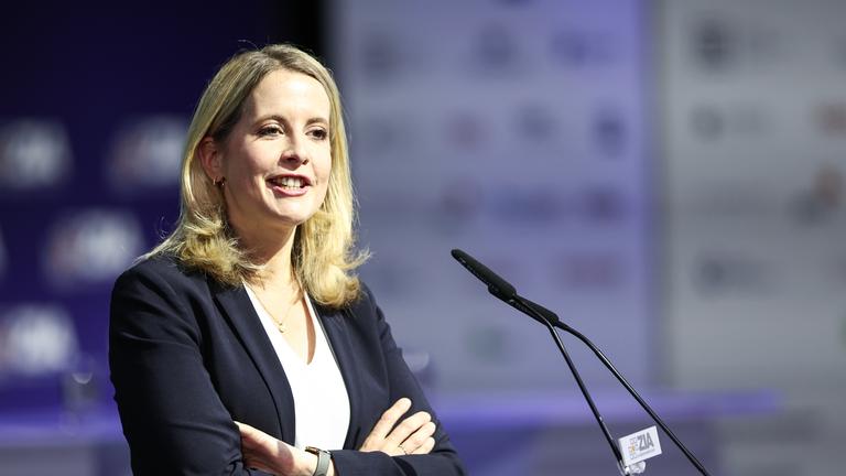  Verena Hubertz (SPD), Bundesministerin für Wohnen, Stadtentwicklung und Bauwesen, spricht beim Tag der Immobilienwirtschaft im Friedrichstadt-Palast.