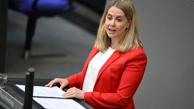 Verena Hubertz spricht im Bundestag