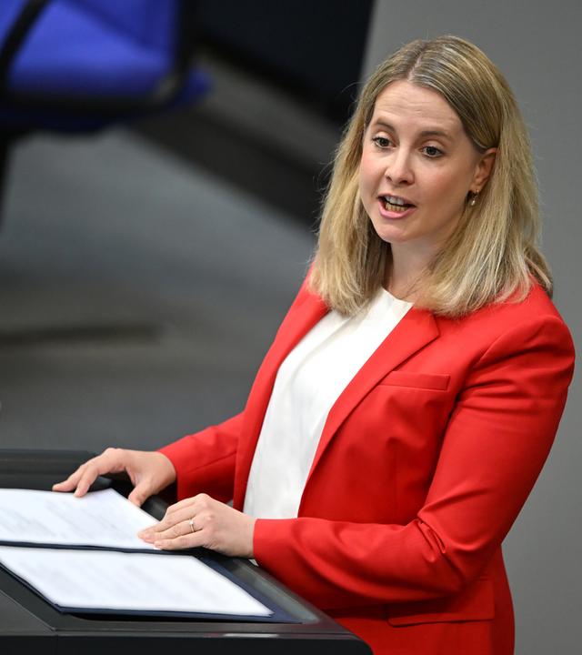 Verena Hubertz spricht im Bundestag