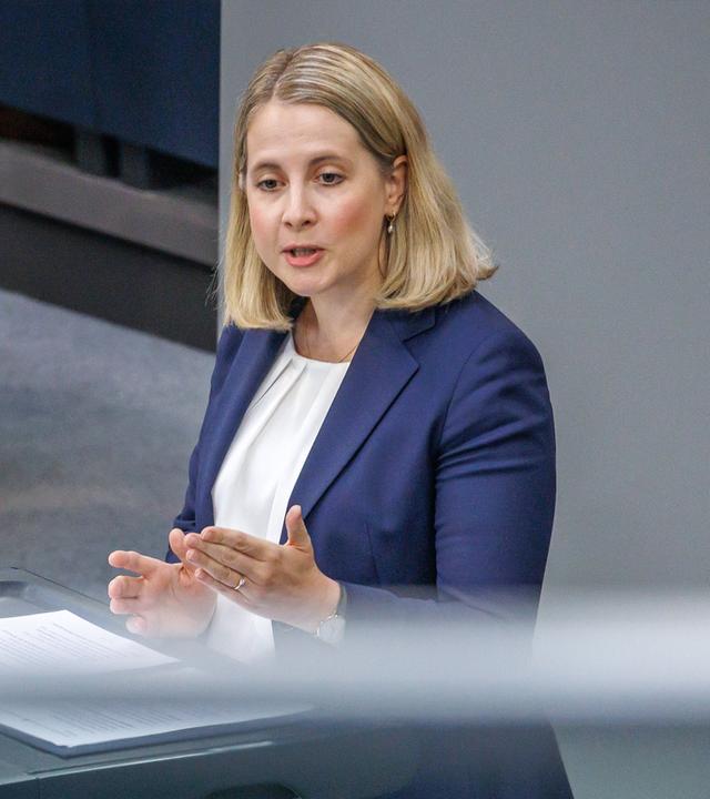 Verena Hubertz, Bundesministerin für Wohnen, Stadtentwicklung und Bauwesen spricht im Bundestag. (Archiv)