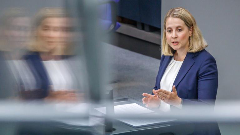 Verena Hubertz, Bundesministerin für Wohnen, Stadtentwicklung und Bauwesen spricht im Bundestag. (Archiv)