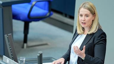Verena Hubertz (SPD), Bundesministerin für Wohnen, Stadtentwicklung und Bauwesen, spricht im Plenarsaal im Bundestag. 