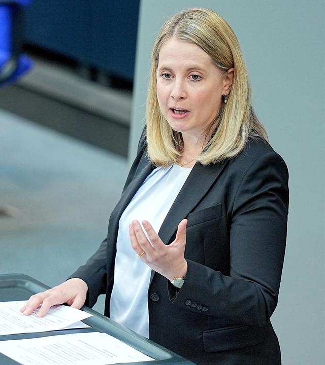 Verena Hubertz (SPD), Bundesministerin für Wohnen, Stadtentwicklung und Bauwesen, spricht im Plenarsaal im Bundestag. 