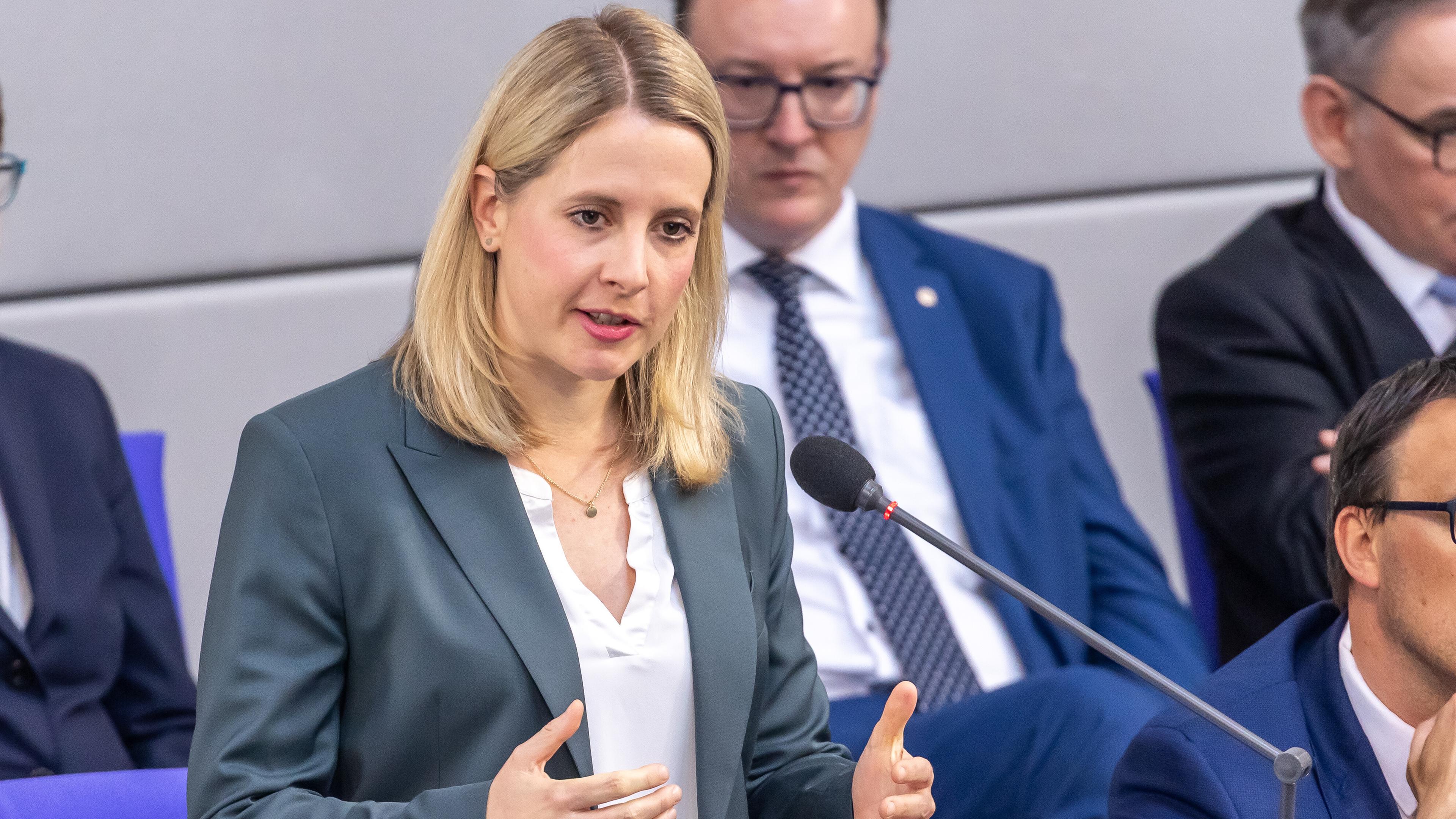 Baumininsterin Verena Hubertz (SPD) stellt sich den Fragen der Abgeordneten in der Befragung der Bundesregierung bei der 6. Plenarsitzung im Deutschen Bundestag am 21.05.25 in Berlin.