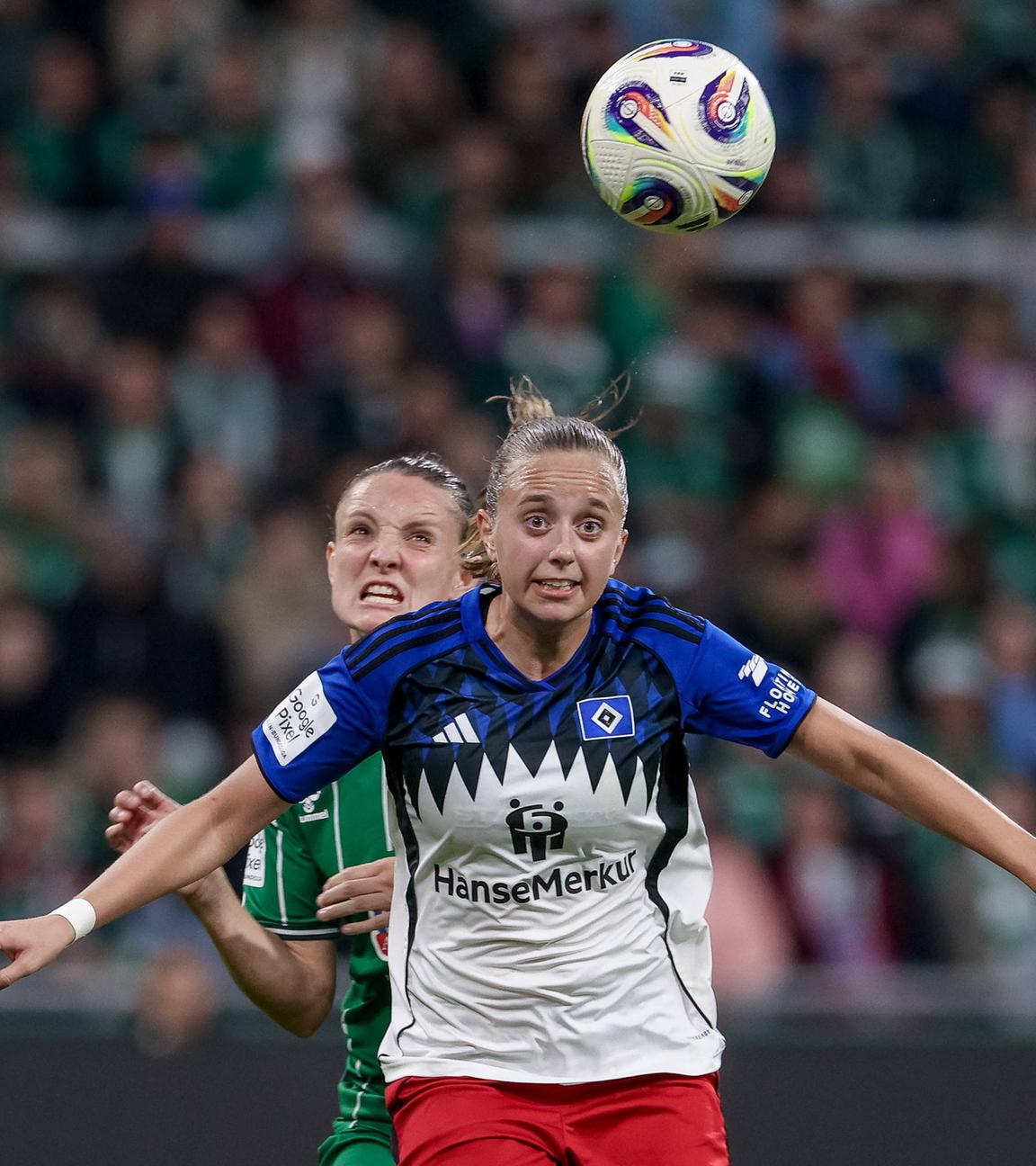 Ein Zweikampf um den Ball zwischen Verena Wieder und Victoria Schulz im Spiel "SV Werder Bremen gegen den Hamburger SV" in der Frauen-Bundesliga in Bremen am 11.10.25