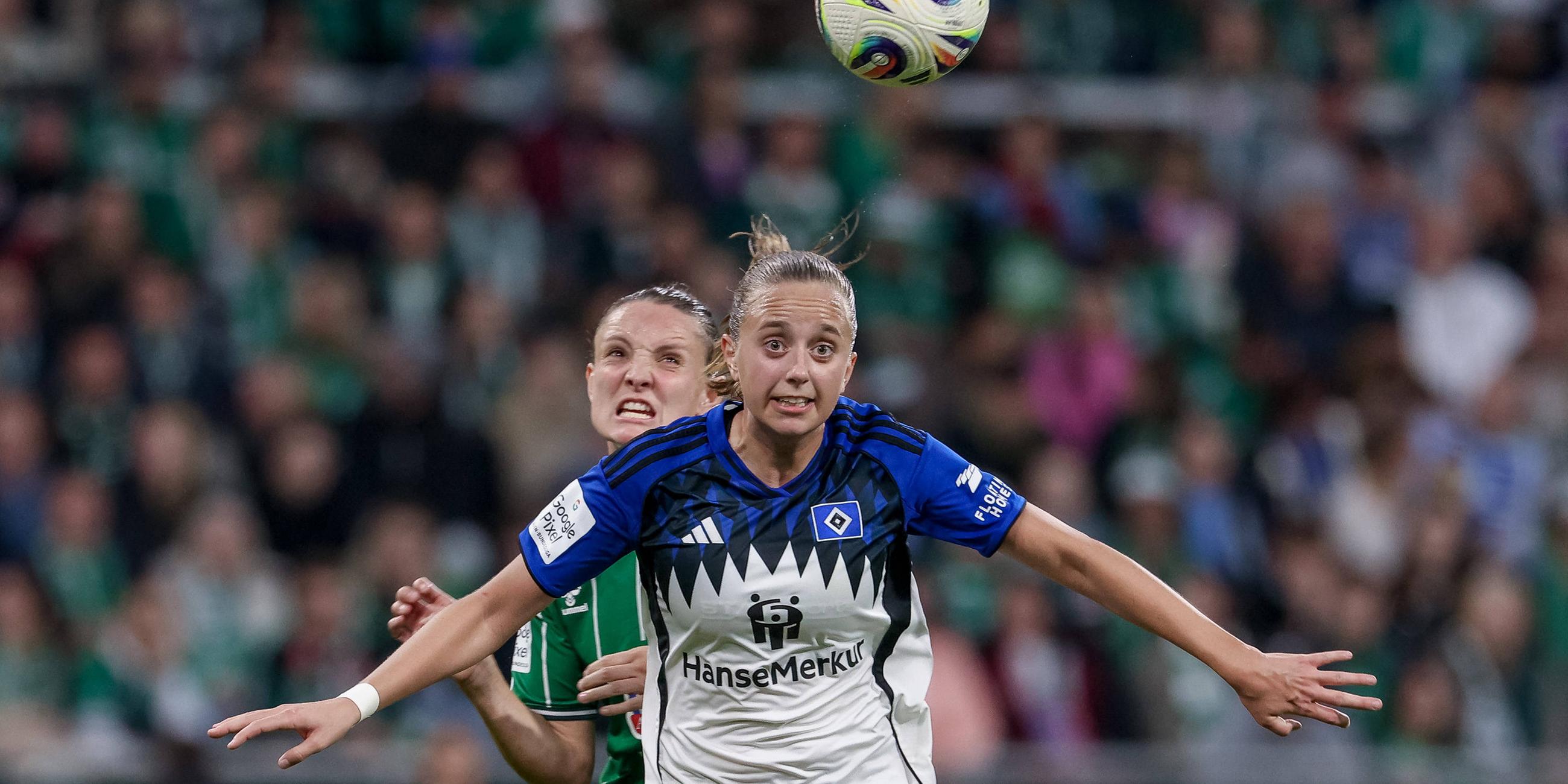 Ein Zweikampf um den Ball zwischen Verena Wieder und Victoria Schulz im Spiel "SV Werder Bremen gegen den Hamburger SV" in der Frauen-Bundesliga in Bremen am 11.10.25