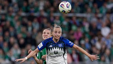 Ein Zweikampf um den Ball zwischen Verena Wieder und Victoria Schulz im Spiel "SV Werder Bremen gegen den Hamburger SV" in der Frauen-Bundesliga in Bremen am 11.10.25