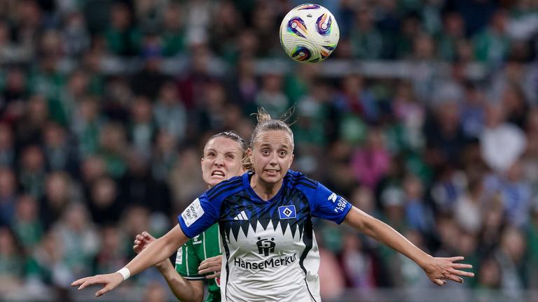 Ein Zweikampf um den Ball zwischen Verena Wieder und Victoria Schulz im Spiel "SV Werder Bremen gegen den Hamburger SV" in der Frauen-Bundesliga in Bremen am 11.10.25