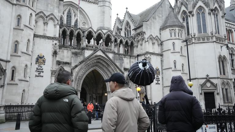 Medienvertreter versammeln sich vor dem "Royal Courts Of Justice" im Zentrum von London am 19.01.2026.