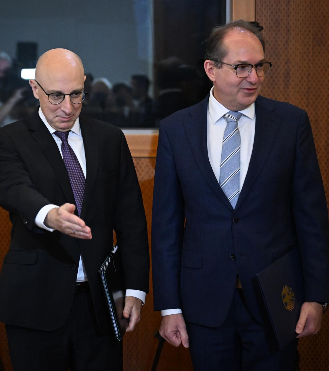 Sinan Selen (l), Präsident des Bundesamtes für Verfassungsschutz, und Alexander Dobrindt (CSU), Bundesinnenminister.