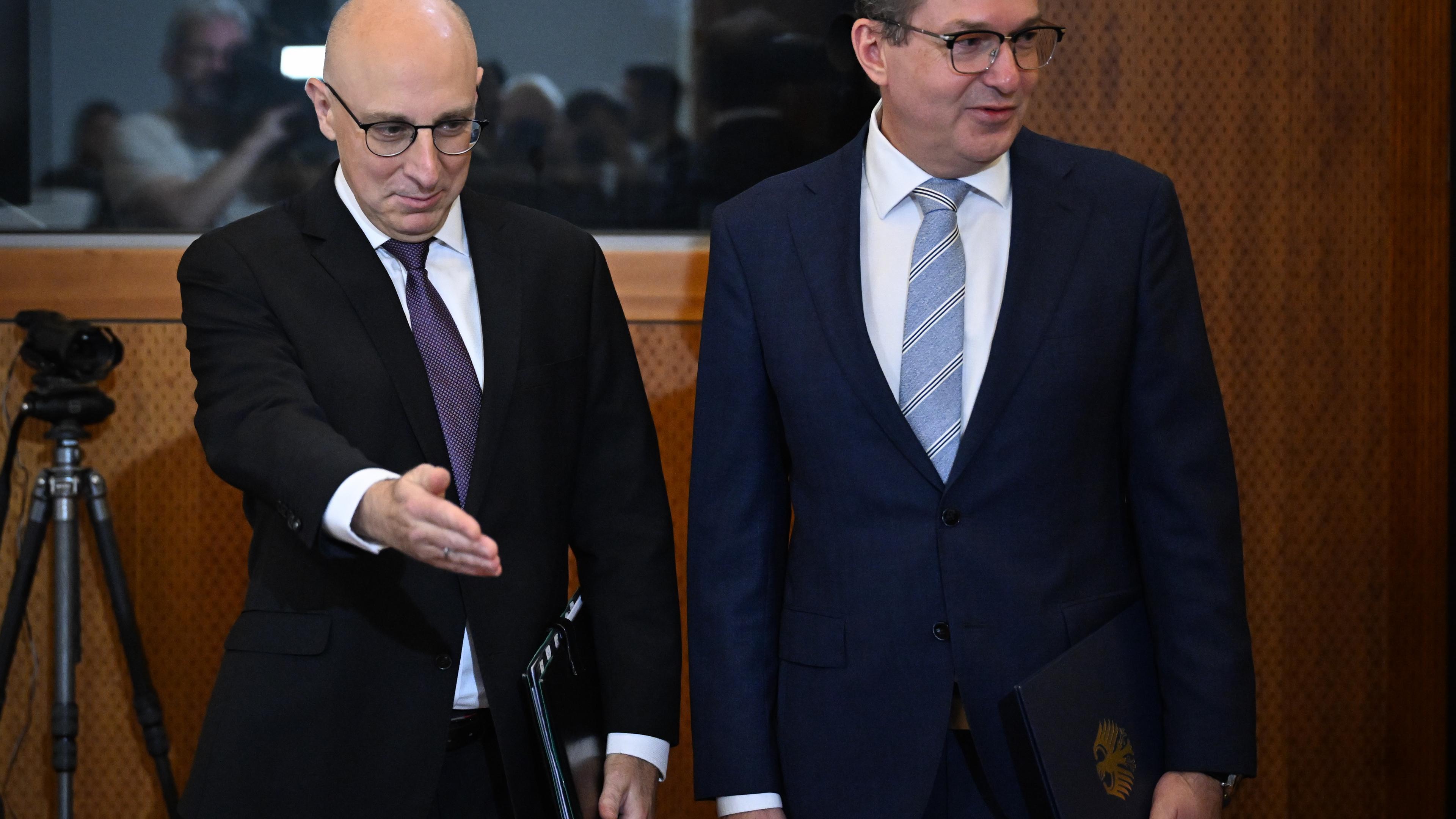 Sinan Selen (l), Präsident des Bundesamtes für Verfassungsschutz, und Alexander Dobrindt (CSU), Bundesinnenminister.