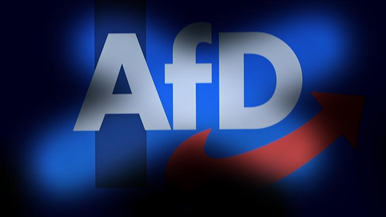 Das Logo der AfD ist zu sehen. 