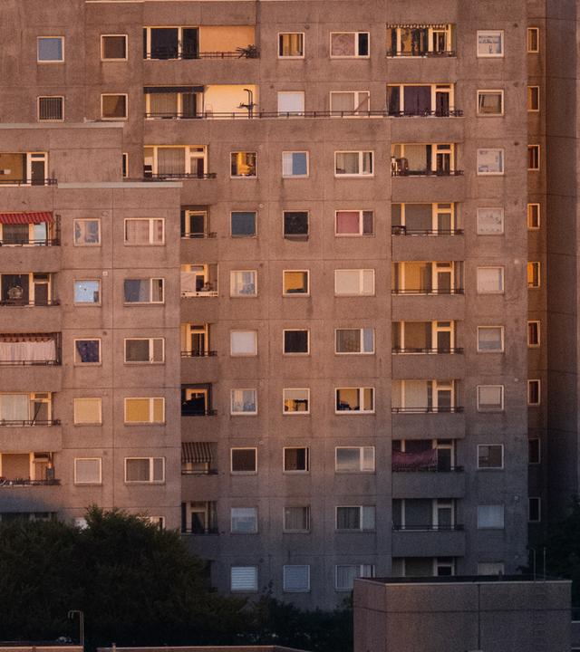 Das Licht der untergehenden Sonne fällt auf Mehrfamilienhäuser in Berlin-Kreuzberg.